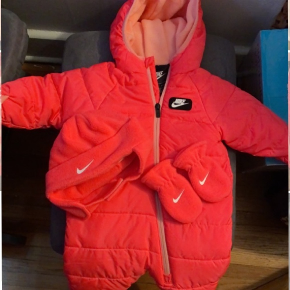 Nike infant snow suit with matching hat and gloves